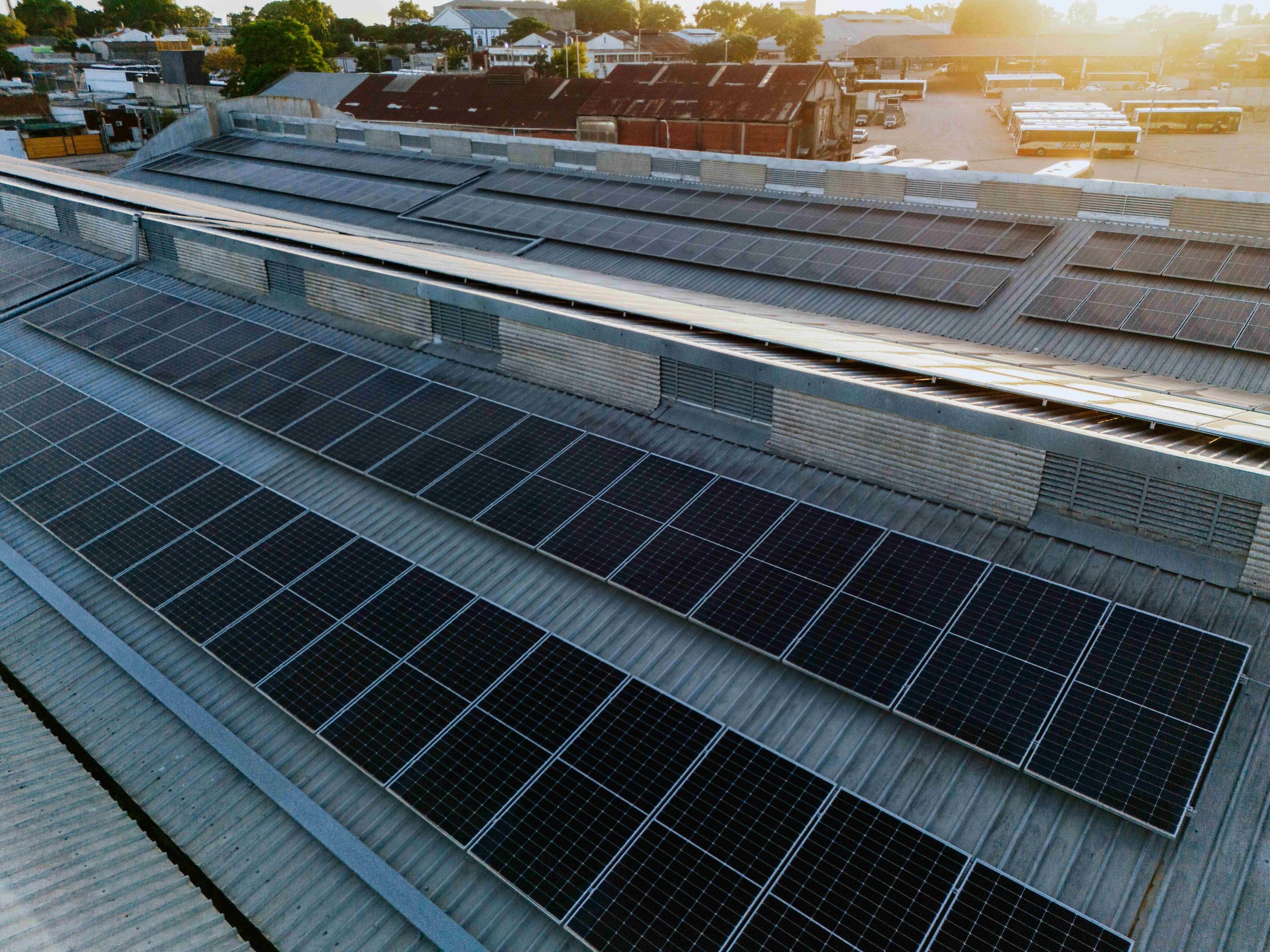 Realizamos la instalación de paneles solares para generar energía eléctrica de fuente solar fotovoltaica.