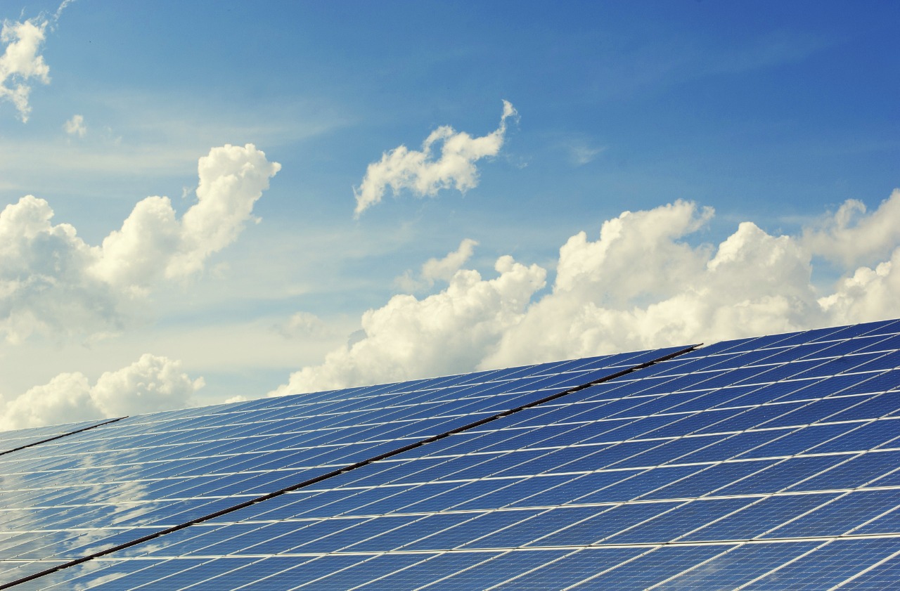 Realizamos la instalación de paneles solares para generar energía eléctrica de fuente solar fotovoltaica.